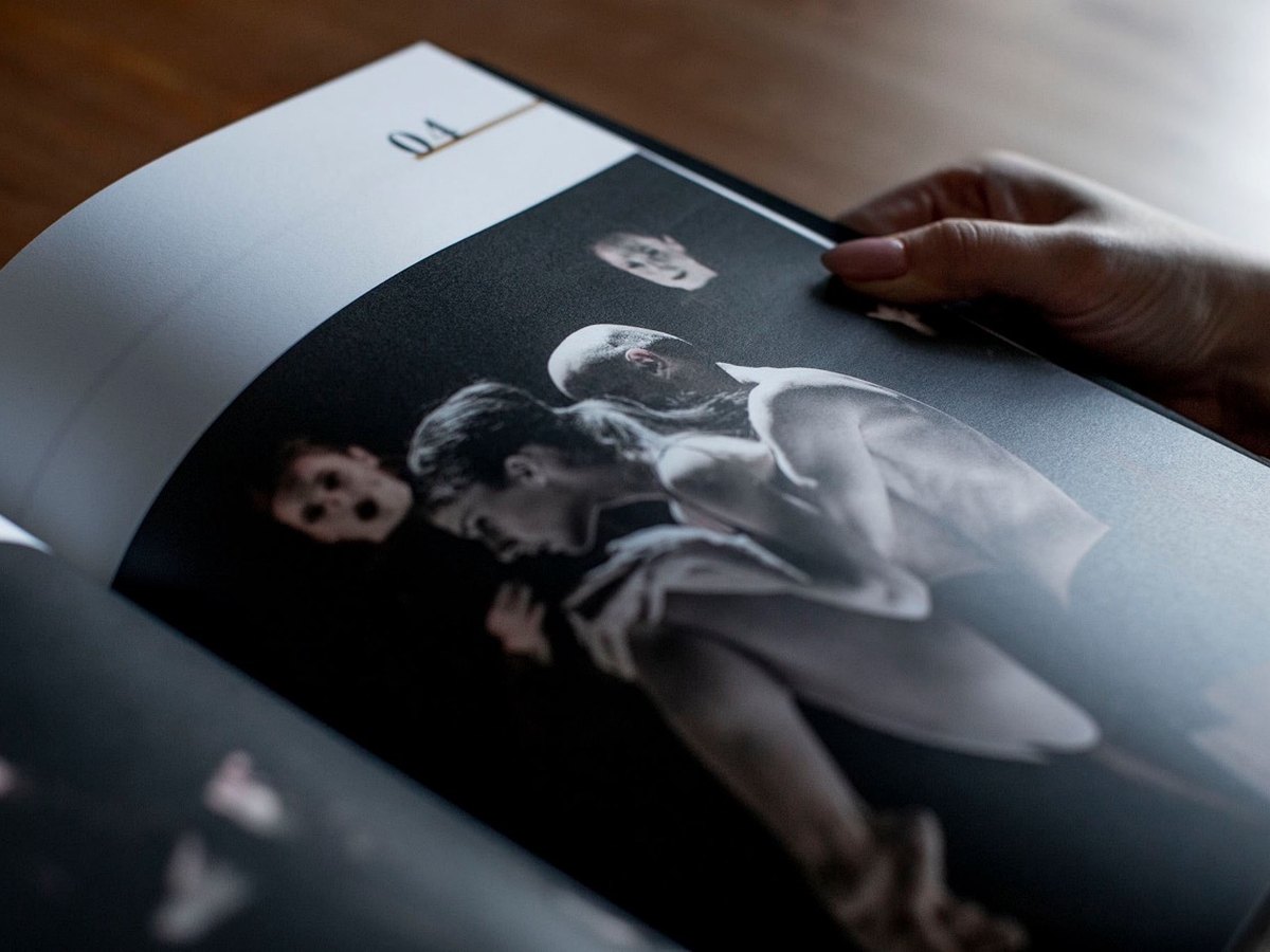 Wnętrze publikacji drukowanej z fotografią