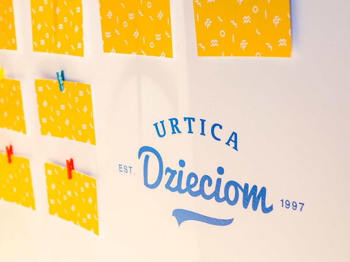 Pocztówki i karty promocyjne na ścianie